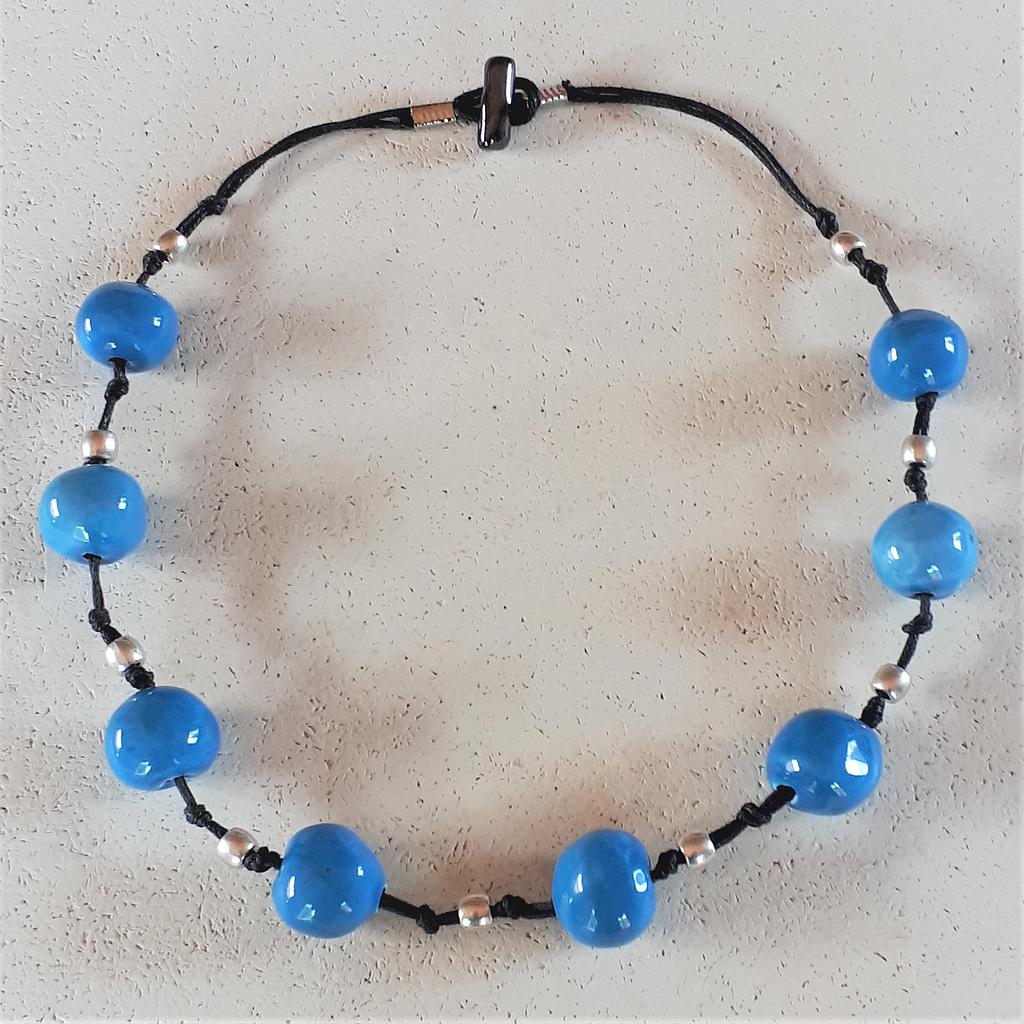 Collier court bleu