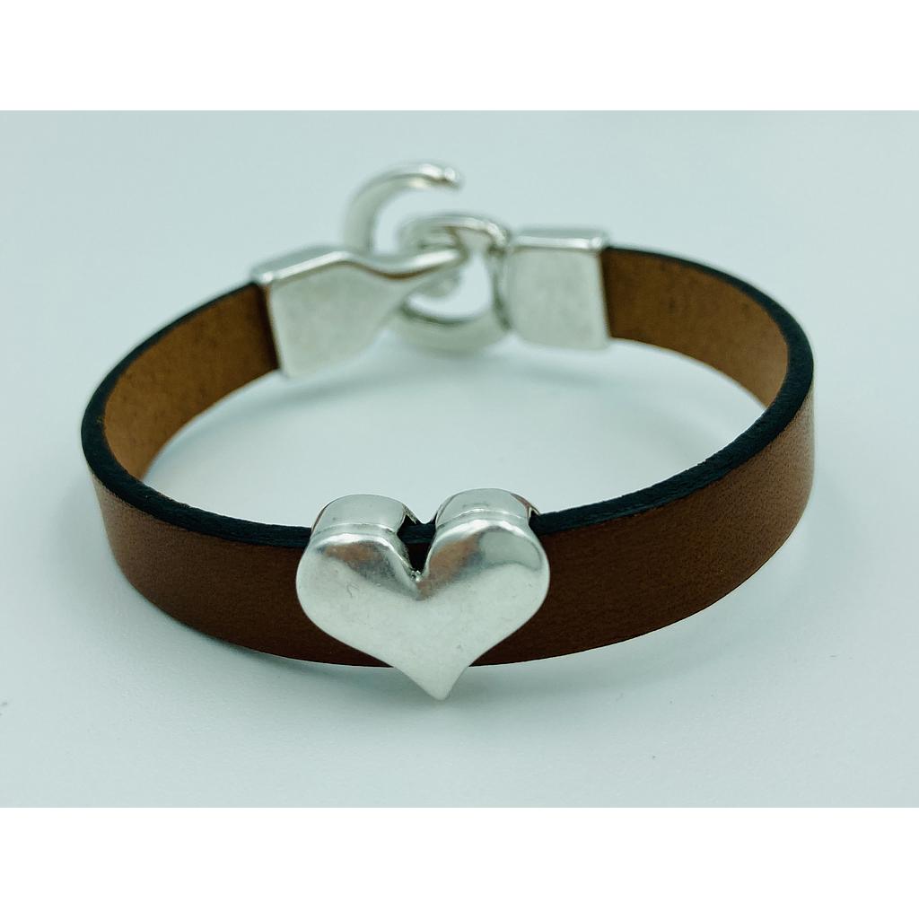 BRACELET EN CUIR MARRON AVEC UN COEUR ET UN FERMOIR SPIRALE