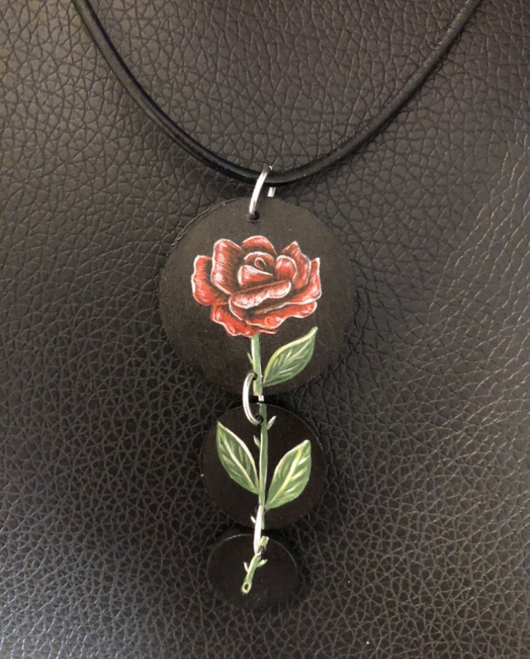 Collier triple rose rouge