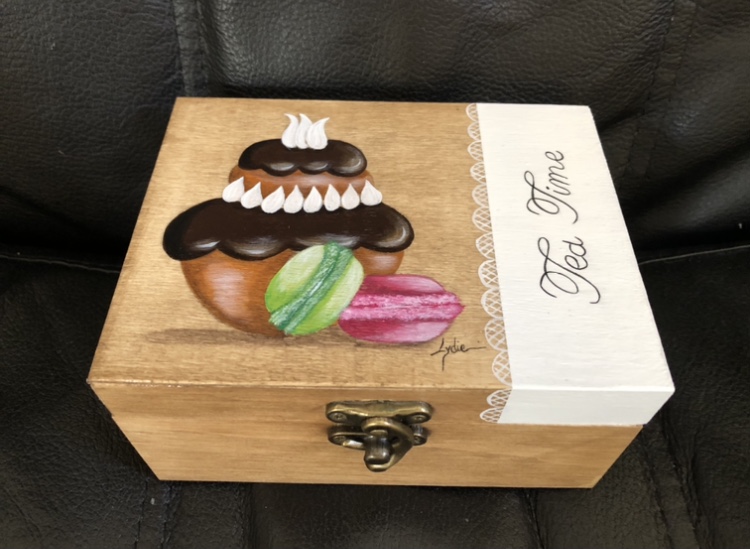 Petite boîte à thé religieuse et macarons 