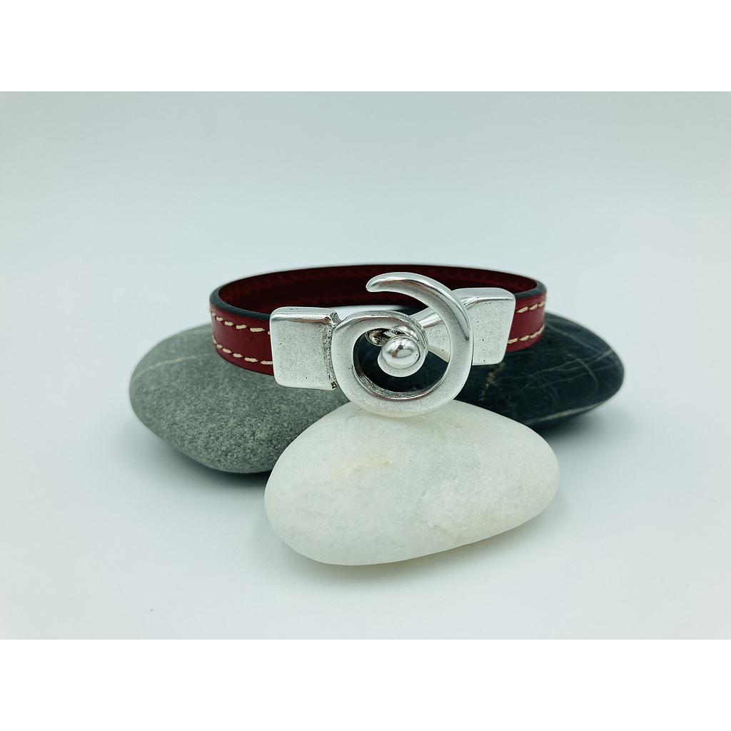 BRACELET ROUGE EN CUIR COUTURE  AVEC UN FERMOIR  SPIRALE