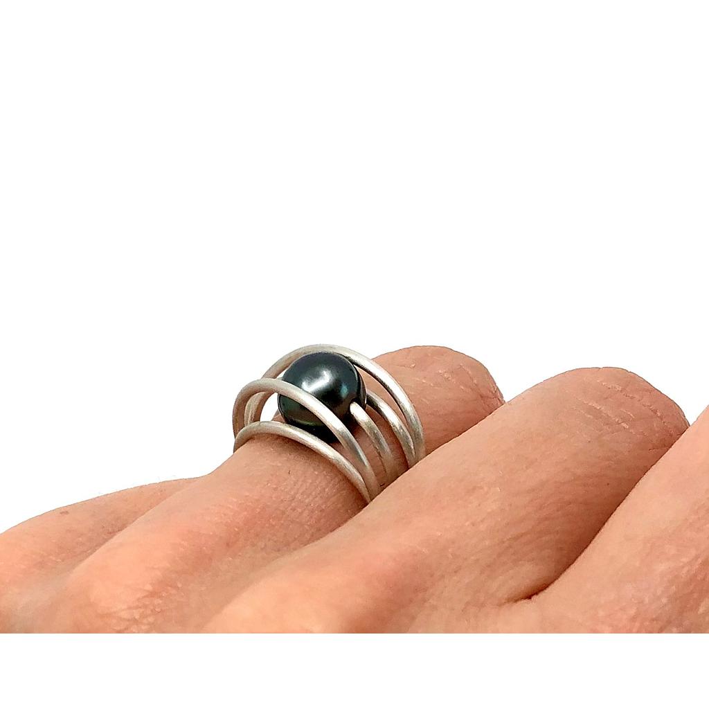 Bague &quot;Saturne&quot; en argent avec une perle de Tahiti. Taille 54